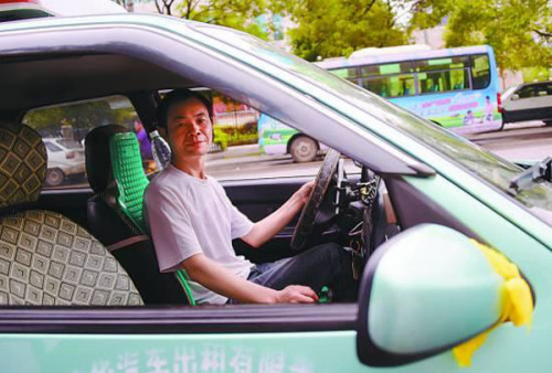 A driver, with a yellow ribbon tied on its car, provides free rides to relatives of passengers and crew on the capsized ship. (Photo/Xinhua)