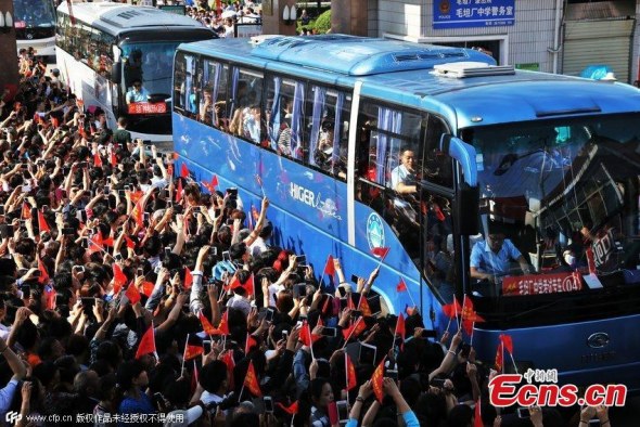 Parents and others cheer for students heading to venues where the national college entrance examination, known as Gaokao, will be held on June 6 and 7 in Maotanchang county, Liu'an city, East Chinas Anhui province, June 5, 2015.  (Photo/CFP)