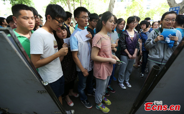 High school students visit exam venues ahead of the national college entrance examination in Nanjing, June 6, 2015. (Photo: China News Service/Yang Bo)