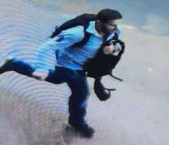 The robbery suspect is captured by a supermarket's surveillance video at Burj Khalifa in Dubai, United Arab Emirates (UAE) on June 4, 2015. (Photo/dibaichina.com)