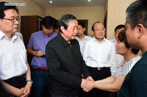 Chinese Vice Premier Ma Kai (C) condoles with relatives of the victims of the capsized ship Eastern Star in Jianli, central China's Hubei Province, June 6, 2015. (Xinhua/Hao Tongqian)  