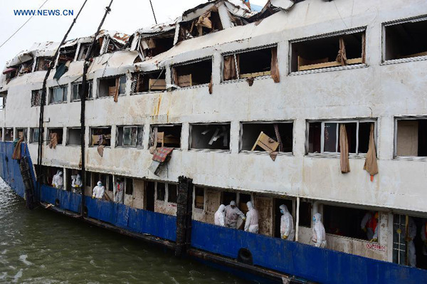 Rescuers work in the hull of the upright ship Eastern Star in an effort to search for the missing in the section of Jianli on the Yangtze River, central China's Hubei Province, June 6, 2015. The death toll from a Chinese cruise ship that capsized on the Yangtze River has climbed to 431 as of Sunday noon. (Xinhua/Hao Tongqian)