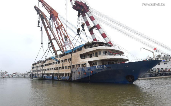 Rescuers work in the hull of the upright ship Eastern Star in the section of Jianli on the Yangtze River, central China's Hubei Province, June 7, 2015. The death toll from a Chinese cruise ship that capsized on the Yangtze River has climbed to 432. (Xinhua/Cheng Min)