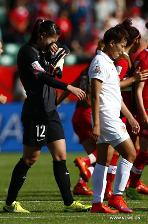China's goalie Wang Fei (L) weeps as she leaves the field after a Group A match between China and Canada at the 2015 FIFA Women's World Cup finals in the Commonwealth Stadium in Edmonton, Canada, on June 6, 2015. China lost 0-1. (Xinhua/Ding Xu)