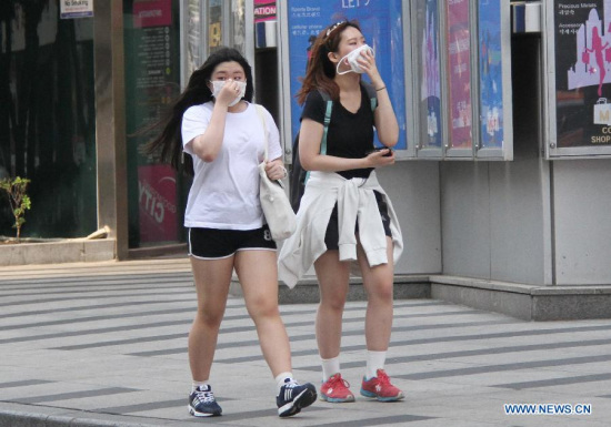 Pedestrians walk past National Medical Center housing MERS patients in Seoul, South Korea, June 6, 2015.(Xinhua/Yao Qilin) 