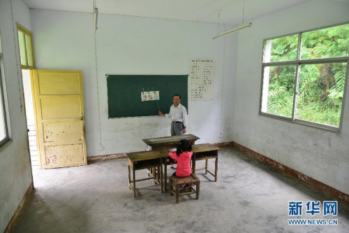 Xie Shikui teaches his only student, Liu Xinyi, a six-year-old girl, in Dalongtan village in Enshi, Central Chinas Hubei province on September 1, 2014. Located in the mountain area of the provinces Enshi Tujia and Miao autonomous prefecture, the school has only one teacher and one student. (Photo/ Xinhua)