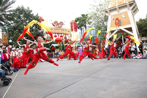 A group of young performers entertain audiences with a waist-drum dance show at US Disneyland in February. (Photo/China Daily)