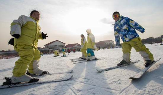 Students take a skiing lesson in Yanqing district, 90km northwest of downtown Beijing, Dec 18, 2014. (Photo/Xinhua)