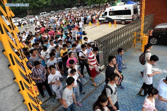 Candidates enter World Foreign Language School for the national college entrance exams in Hefei, capital of east China's Anhui Province, June 7, 2015. The two-day exams began on Sunday, with 9.42 million people sitting for the exams this year. (Xinhua/Liu Junxi)