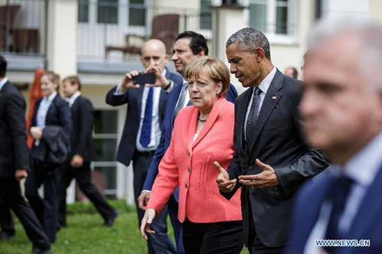German Chancellor Angela Merkel (3rd R) and U.S. President Barack Obama (2nd R) talk during the G7 summit at the Elmau Castle near Garmisch-Partenkirchen, southern Germany, on June 8, 2015. G7 summit concluded here on June 8. (Xinhua/Bundesregierung/Gottschalk)