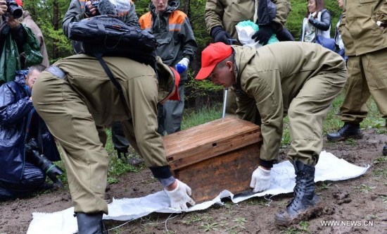 Russian team members carry a box containing the remains of four Soviet Union soldiers down the Huoshao Mountain in Muling City, northeast China's Heilongjiang Province, May 12, 2015. (Photo: Xinhua/Wang Kai)