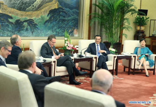 Chinese Premier Li Keqiang (2nd R) meets with representatives attending the 3rd round table summit of the Global CEO Council in Beijing, capital of China, June 9, 2015. (Xinhua/Yao Dawei)