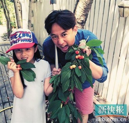 File photo of Huang Lei (R) and his duaghter (L).