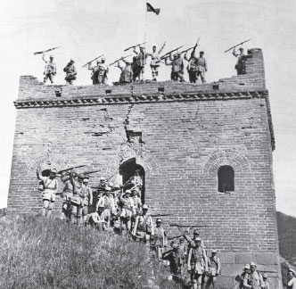 Eighth Route Army soldiers celebrate a victory over Japanese forces during the Great Campaign with One Hundred Regiments in Laiyuan county, Hebei province, in 1940. (Photo/Xinhua)