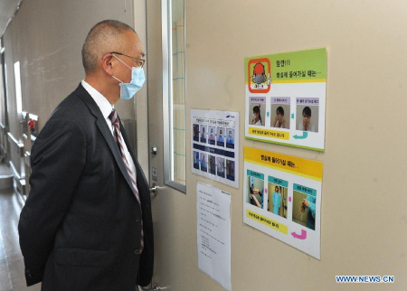 World Health Organization (WHO) assistant director-general Keiji Fukuda looks at bulletin boards in Samsung Hospital in Seoul, South Korea, June 10, 2015. (Xinhua/Ministry of Health and Welfare of South Korea)