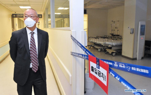 World Health Organization (WHO) assistant director-general Keiji Fukuda inspects the wards of Samsung Hospital in Seoul, South Korea, June 10, 2015. (Xinhua/Ministry of Health and Welfare of South Korea) 