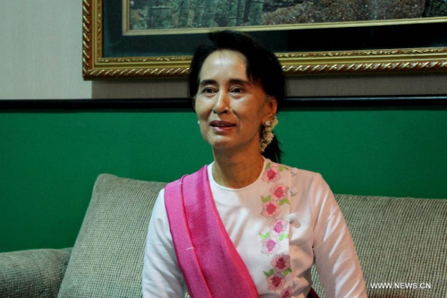 Photo taken on June 10, 2015 shows Myanmar's National League for Democracy (NLD) chairperson Aung San Suu Kyi at Yangon International Airport in Yangon, Myanmar. Aung San Suu Kyi left here on Wednesday for her first visit to China aimed at enhancing mutual understanding and promoting cooperation and friendly relations between the two neighbors. (Photo: Xinhua/Zhang Yunfei)