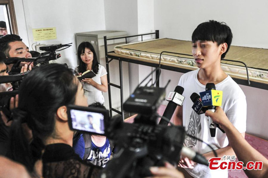 A man is released from quarantine after two weeks of close medical observation at a hospital in Huizhou, South Chinas Guangdong province, June 11, 2015. Sixty-six people were quarantined for two weeks after close contact with a MERS patient, and were removed from medical observation after displaying no symptoms of the disease. (Photo: China News Service/Chen Jimin)