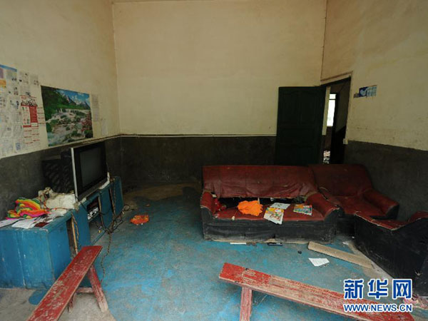 This photo taken on June 11, 2015, shows the interior of the house in the city of Bijie, southwest China's Guizhou Province, where four siblings live in. The four children die after drinking pesticide on June 9, 2015. (Photo/Xinhua)