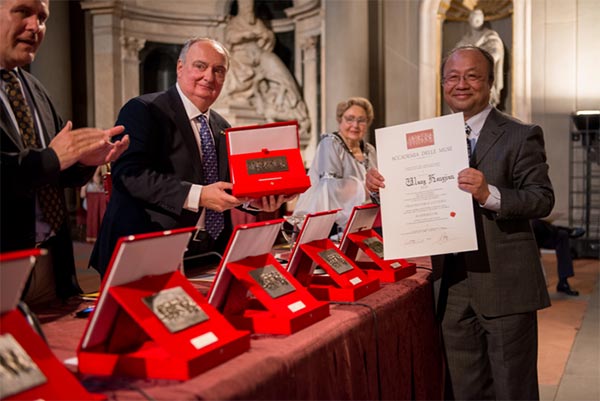 Chinese artist Wang Hongjian (right) collects his Erato award at the 50th edition of International Muse Award on June 13 in Florence, Italy. Photo provided to chinadaily.com.cn