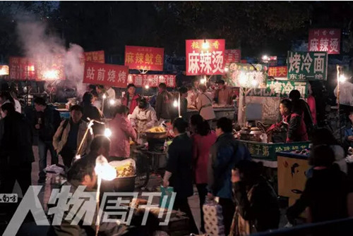 Snack stalls gather around the Tiantongyuan community. (Photo/Southern People's Weekly)