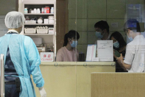 Medical worker wearing protective suits is seen at a private clinic in Tsing Yi, the New Territories of south China's Hong Kong, June 10, 2015.(Photo: Xinhua)