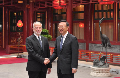 Chinese State Councilor Yang Jiechi (R) meets with Iraq Foreign Minister Ibrahim al-Jaafari in Beijing, capital of China, June 16, 2015. (Xinhua/Ding Haitao)