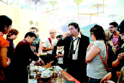 Hubei also presented its food and Hubei Changshengchuan tea to international guests.
