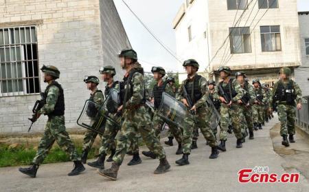 Chinese police launch a massive raid on two villages suspected of illegal drugs and guns production in Wuzhou city, Southwest Chinas Guangxi Zhuang autonomous region, June 15, 2015. (Photo: China News Service/Zhong Xin)