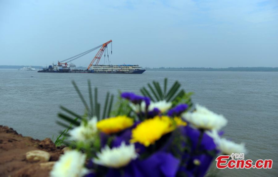 The ill-fated Eastern Star cruise ship is moved to berth away from the site where it capsized to ensure navigational safety on the Yangtze River in Jianli city, Central Chinas Hunan province, June 10, 2015.(Photo: China News Service/Zhang Chang)