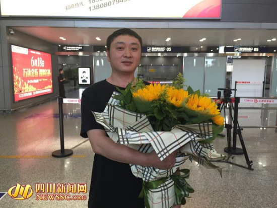 Liu poses a photo in the airport of Sichuan on June 17.(Photo/www.newssc.org)