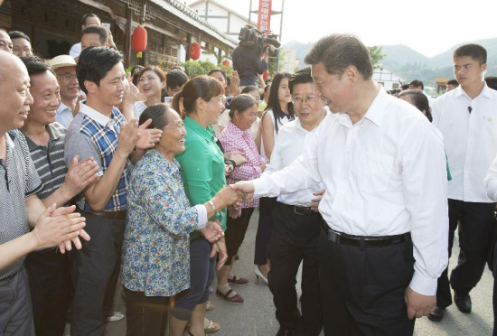Chinese President Xi Jinping (R front) visits villagers at Huamao Village of Fengxiang Township in Zunyi County, southwest China's Guizhou Province, June 16, 2015. Xi had an inspection tour in Guizhou Province from June 16 to 18. (Xinhua/Huang Jingwen)