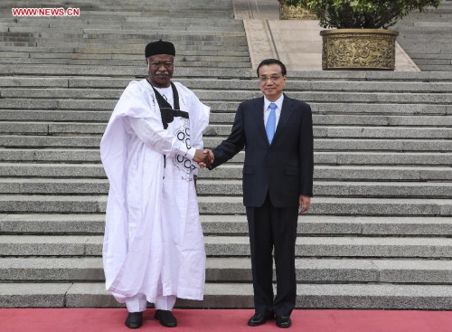 Chinese Premier Li Keqiang (R) holds a welcoming ceremony for visiting Cameroonian Prime Minister Philemon Yang before their talks in Beijing, capital of China, June 18, 2015. (Xinhua/Ding Lin)