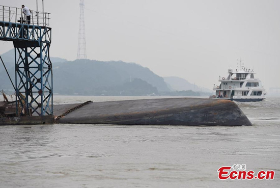 A cargo vessel capsizes in the Yangtze River in Nanjing city, capital of East Chinas Jiangsu province, June 18, 2015. (Photo: China News Service/Han Dan)