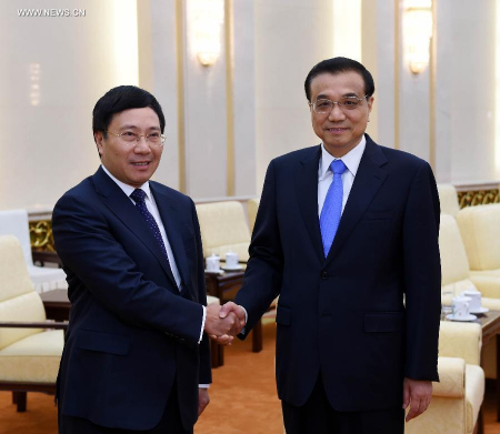 Chinese Premier Li Keqiang (R) meets with Vietnamese Deputy Prime Minister and Foreign Minister Pham Binh Minh in Beijing, capital of China, June 18, 2015. (Xinhua/Rao Aimin)