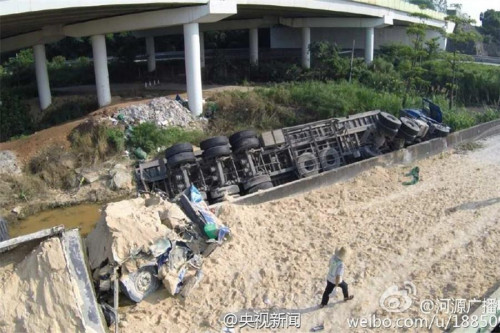 An unknown number of vehicles fell off an exit ramp of a highway when it collapsed in south China's Guangzhou City on June 19. (Photo/Shanghai Daily)