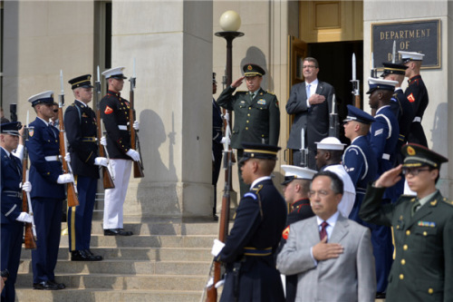 Chinese Central Military Commission Vice-Chairman Fan Changlong and US Secretary of Defense Ashton Carter salute as a US military band plays the national anthems of the two countries during a welcoming ceremony at the Pentagon on June 11. (Photo/Xinhua)