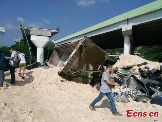 Vehicles fell off an exit ramp of a highway in south China's Guangzhou City on June 19, leaving one person dead and four others injured, local authorities said. The accident happened around 3 am on Friday. (Photo: China News Service/Song Xiujie)