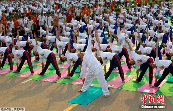 Indian Prime Minister Narendra Modi performs yoga along with thousands of people in New Delhi, India, June 21, 2015. Millions of yoga enthusiasts around the world participated in a mass yoga exercise to mark International Yoga Day. (Photo/Agencies)