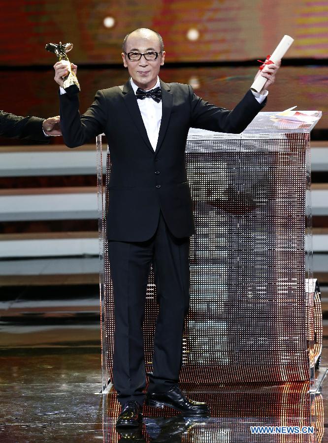 Cao Baoping, director of the film The Dead End, wins the Jinjue Award for Best Director during the awarding ceremony of the Shanghai International Film Festival, in Shanghai, east China, June 21, 2015. (Xinhua/Ding Ting)