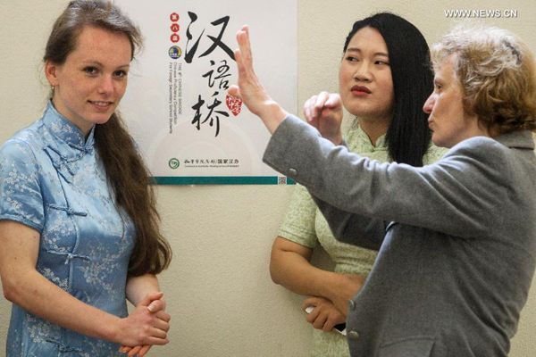People talk during the 8th Chinese Bridge Chinese Proficiency Competition for Foreign Secondary School Students in Schnepfenthal Salzmann School, Walterhausen, central Germany, on June 21, 2015. (Xinhua/Zhang Fan)