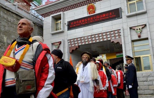 Indian nationals queue to enter Tibet Autonomous Region, southwest China, via Nathu La Pass on June 22, 2015. (Photo: Xinhua/Purbu Zhaxi) 
