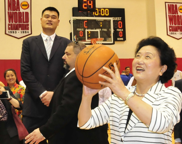 Vice-Premier Liu Yandong shoots for the hoop atNBAbasketball team Houston Rockets' home court Toyota Center watched by former Rockets starYao Ming. A group of Chinese student athletes from Tsinghua High School are working on a basketball training program with the Rockets. Liu will attend the 7th China-US Strategic and Economic Dialogue in Washington on Tuesday. (Photo: Xinhua/Zhang Yongxing)