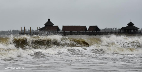 Big waves surge at the Gaolong Bay in Wenchang, a coastal city in south China's Hainan Province, June 22, 2015. Tropical storm Kujira strengthened into a typhoon in the South China Sea on Sunday, which is moving northward and likely to become the first typhoon to hit China this year. (Photo: Xinhua/Guo Cheng)