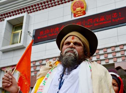 Indian pilgrims reach the Nathu La Pass in Dromo county, Tibet, on Monday. China has opened a new path for Indian pilgrims to visit sacred religious sites in the autonomous region. (Daqiong /China Daily)