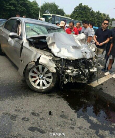 The force of impact destroyed the front end of one of the vehicles involved in the accident. (Photo/Weibo)