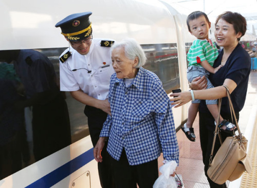Passengers in Nanning taking a high-speed train for Beijing when the railway opened in September. (Chen Fuping/for China Daily)