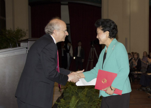 Rice University President David Leebron (left) welcomes Chinese Vice-Premier Liu Yandong to make the keynote address to the US-China University Presidents Roundtable at Rice University in Houston on Monday. (China Daily/May Zhou)