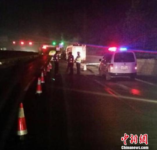 Police cordon off part of a highway between Kunming and Shilin near the site of a gas leak incident in southwest China on June 24, 2015. (Photo/China News Service)