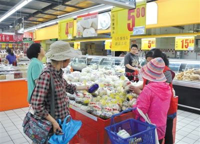 Photo shows Beijing citizens choosing steamed bread made of potato flour in a supermarket. (Photo/bjnews.com.cn)